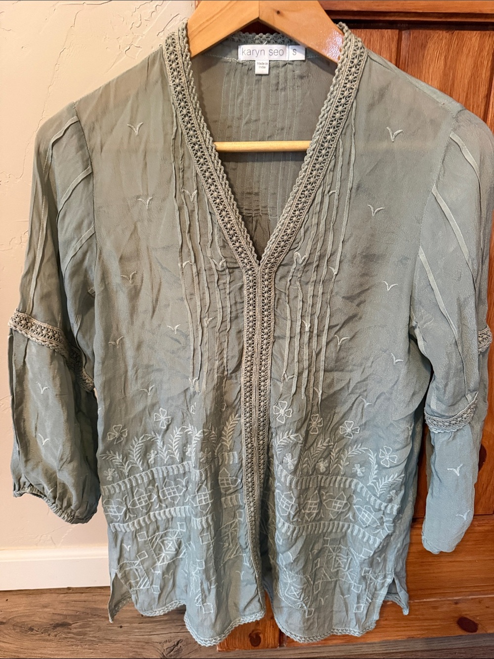 Karyn SEO Sage Green Embroidered Boho Gauze Blouse Pintuck Detail Small